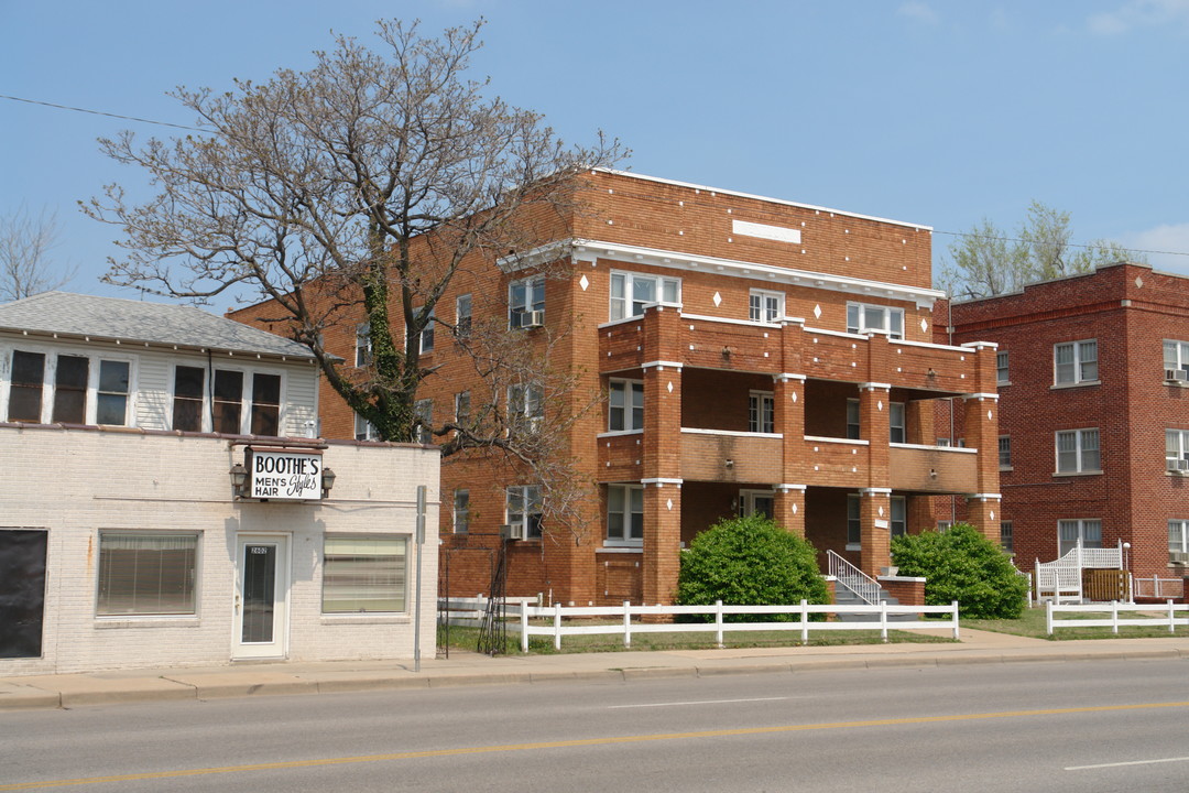 2606 E Douglas Ave in Wichita, KS - Building Photo