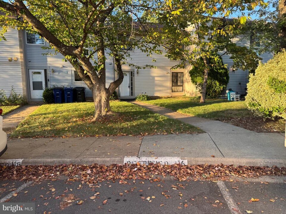 349 Reneau Way in Herndon, VA - Building Photo