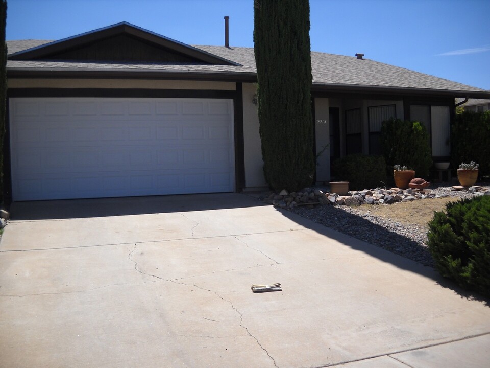 2210 S Iris Dr in Sierra Vista, AZ - Building Photo