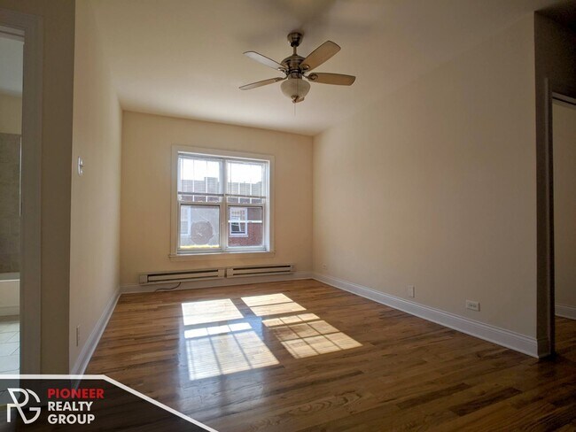 949 W Cornelia Ave, Unit 3A in Chicago, IL - Building Photo - Building Photo