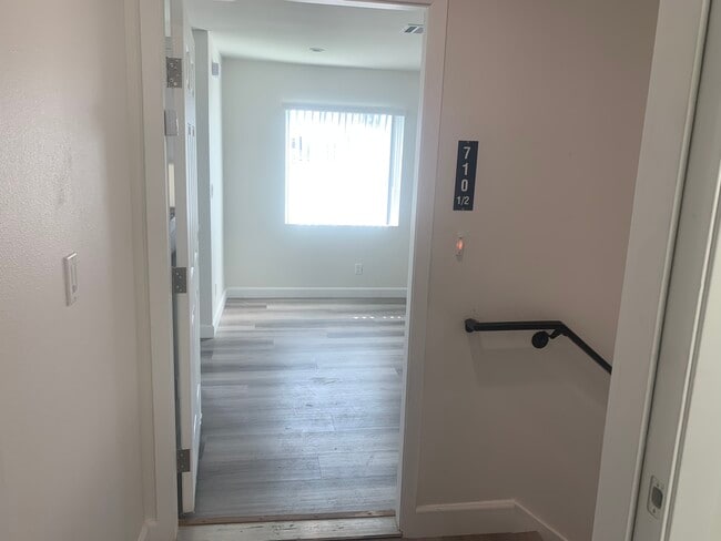 708 W Gage Ave, Unit 1 in Los Angeles, CA - Foto de edificio - Building Photo