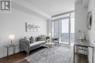 5607-5608 EGLINTON Ave in Toronto, ON - Building Photo - Building Photo