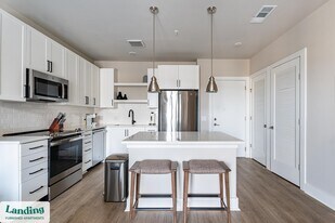 300 E Broad St, Unit 539 in Savannah, GA - Building Photo