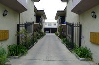 2541 Cudahy St in Huntington Park, CA - Foto de edificio - Building Photo