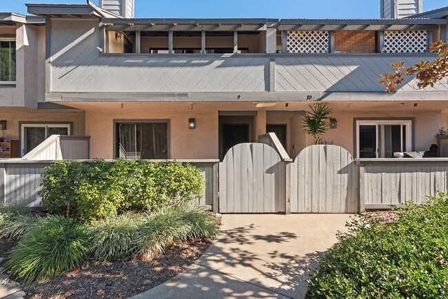 2135 E Valley Pky in Escondido, CA - Building Photo - Building Photo