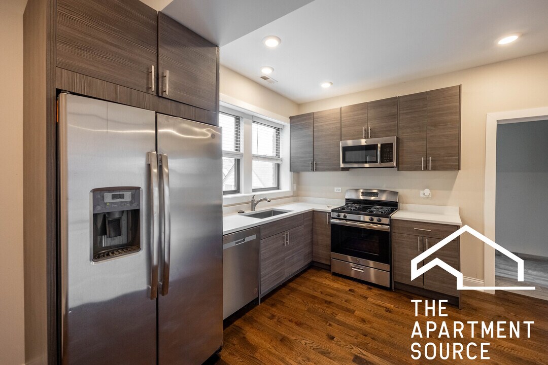 2228 N Sawyer Ave in Chicago, IL - Building Photo