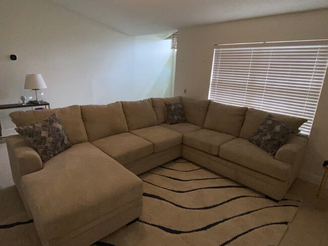 1469 SW Leisure Ln in Port St. Lucie, FL - Foto de edificio - Building Photo