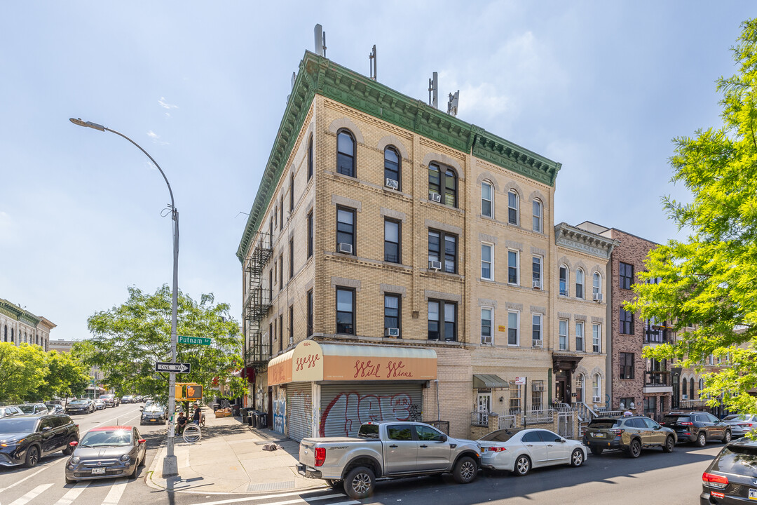 1394 Putnam Ave in Brooklyn, NY - Foto de edificio