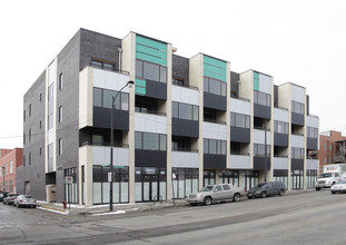 2410 W Bloomingdale Ave in Chicago, IL - Foto de edificio - Building Photo