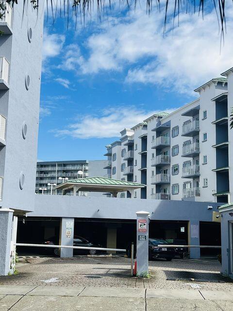 2475 NW 16th St Rd in Miami, FL - Foto de edificio - Building Photo