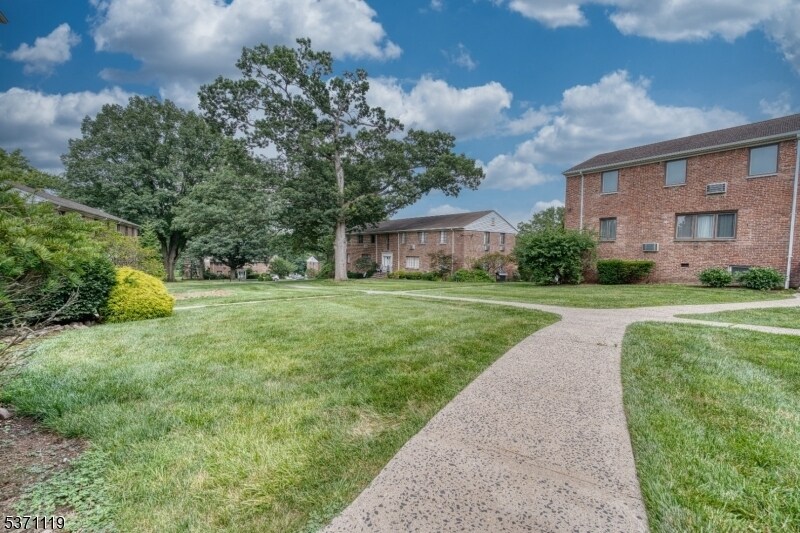14B Troy Dr in Springfield, NJ - Building Photo