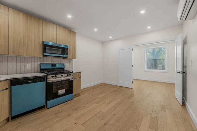 291 Kingsland Ave, Unit Floor 1 in Brooklyn, NY - Foto de edificio - Building Photo