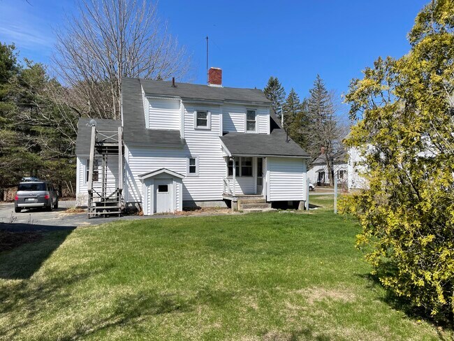 11 Summer St, Unit A in Brunswick, ME - Foto de edificio - Building Photo