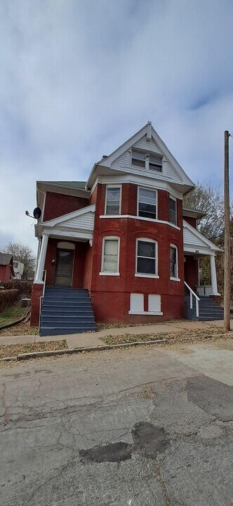 704 N 12th St in St. Joseph, MO - Building Photo
