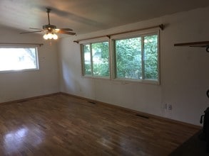 215 NW Webb St, Unit Upper in Pullman, WA - Foto de edificio - Building Photo