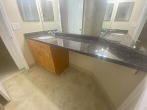 2861 N Oakland Forest Dr in Fort Lauderdale, FL - Building Photo - Building Photo
