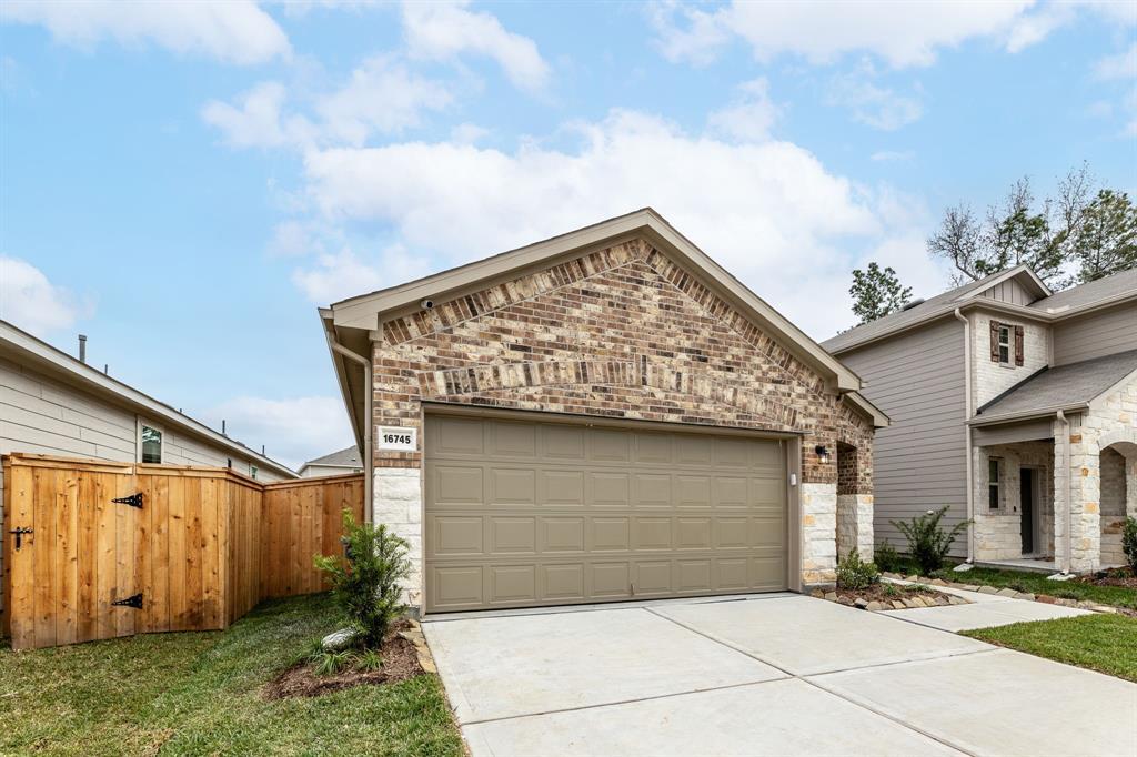 16745 Oak Bough Dr in Conroe, TX - Building Photo