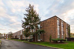 River&#39;s Landing Apartments in Elgin, IL - Building Photo - Building Photo