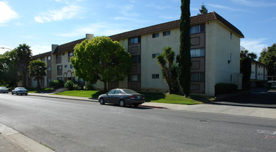 Villa Collina Apartments in San Jose, CA - Building Photo - Building Photo