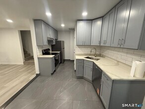 69 Whitfield St in Guilford, CT - Building Photo - Building Photo