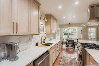 146 Canyon Oaks Dr in San Antonio, TX - Foto de edificio - Building Photo