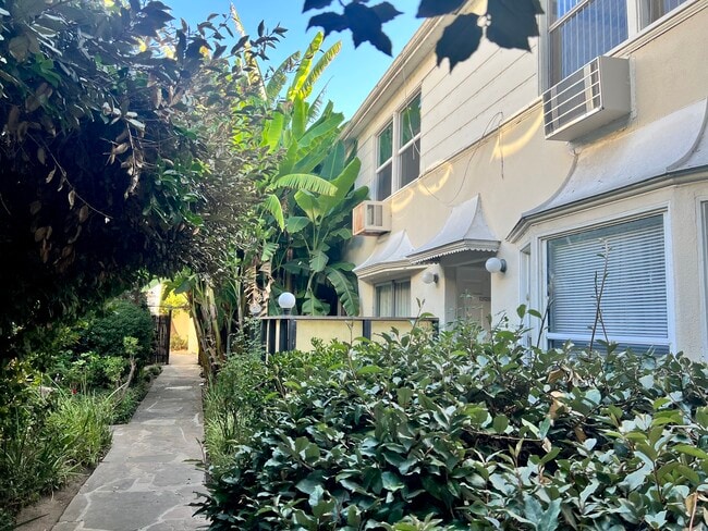 13128 1/4 Valleyheart Dr in Studio City, CA - Building Photo - Building Photo