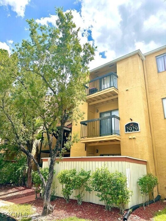 2929 Winkler Ave in Ft. Myers, FL - Building Photo