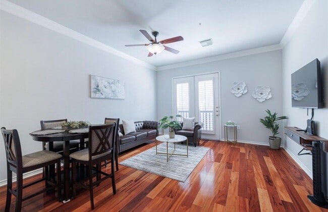 2400 McCue Rd, Unit Apt 112 in Houston, TX - Building Photo - Building Photo