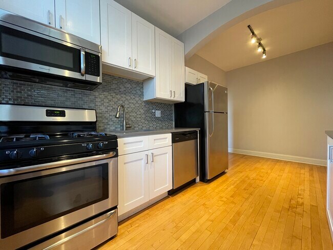 2329 N Rockwell St, Unit 3A in Chicago, IL - Building Photo - Building Photo