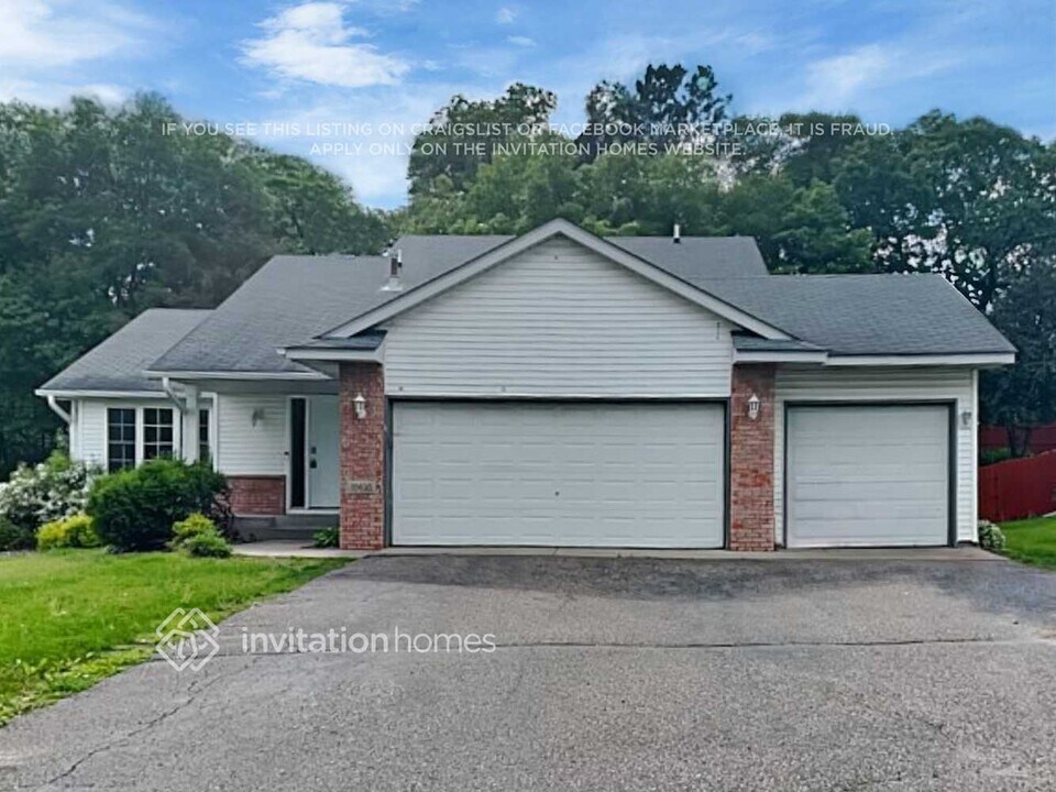 19420 Seymour St NW in Elk River, MN - Foto de edificio