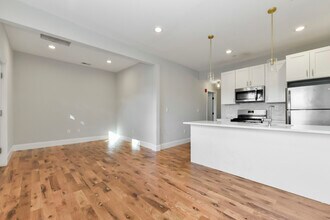 128 Bremen St in Boston, MA - Building Photo - Building Photo