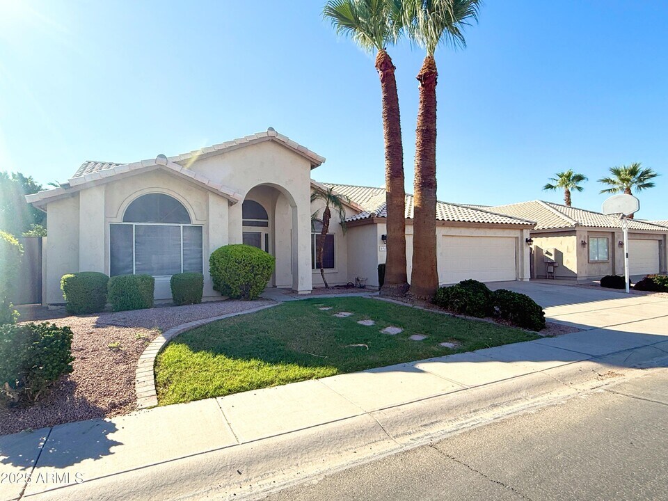 694 N Longmore St in Chandler, AZ - Building Photo