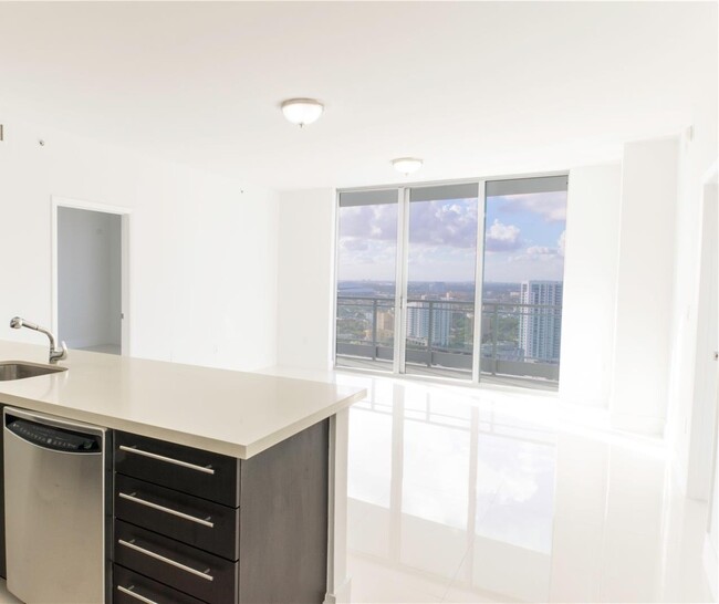 90 SW 3rd St, Unit 3408 in Miami, FL - Building Photo - Building Photo