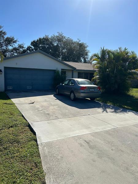 461 SW Byron St in Port St. Lucie, FL - Building Photo