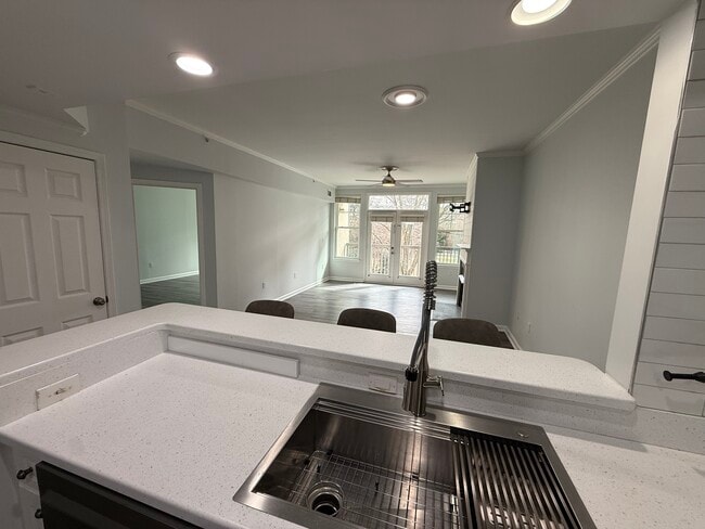 property at 405 W 7th St