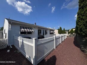11 Thornton Rd in Toms River, NJ - Foto de edificio - Building Photo
