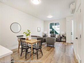 6107 SE 55th Ave in Portland, OR - Building Photo - Building Photo