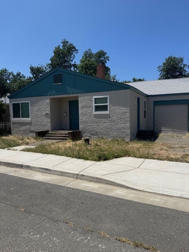 1916 8th St in Redding, CA - Building Photo - Building Photo