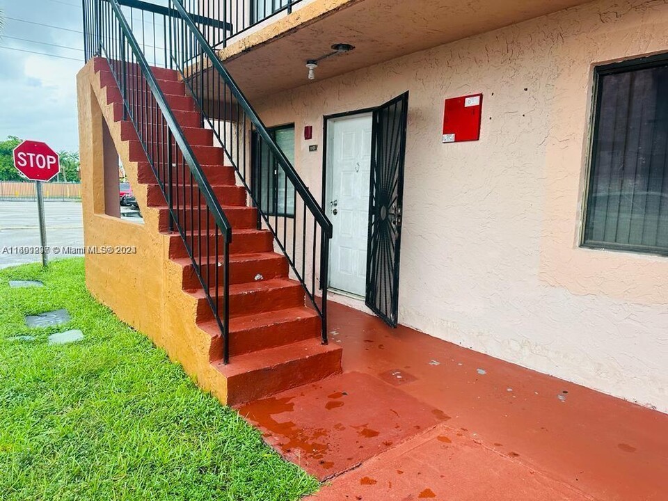 2150 W 60th St in Hialeah, FL - Foto de edificio