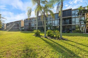 612 Bird Bay Dr S in Venice, FL - Building Photo