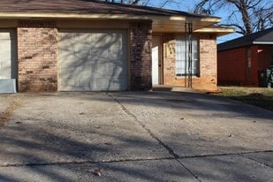 4026 Parkwoods Ln in Midwest City, OK - Building Photo
