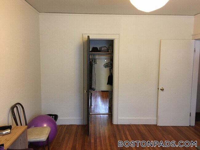 2045 Commonwealth Ave in Boston, MA - Foto de edificio - Building Photo