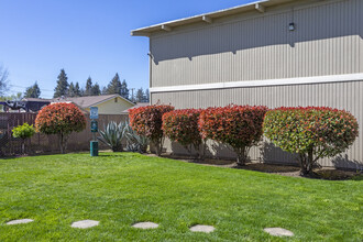 Castle Apartments in Merced, CA - Building Photo - Building Photo