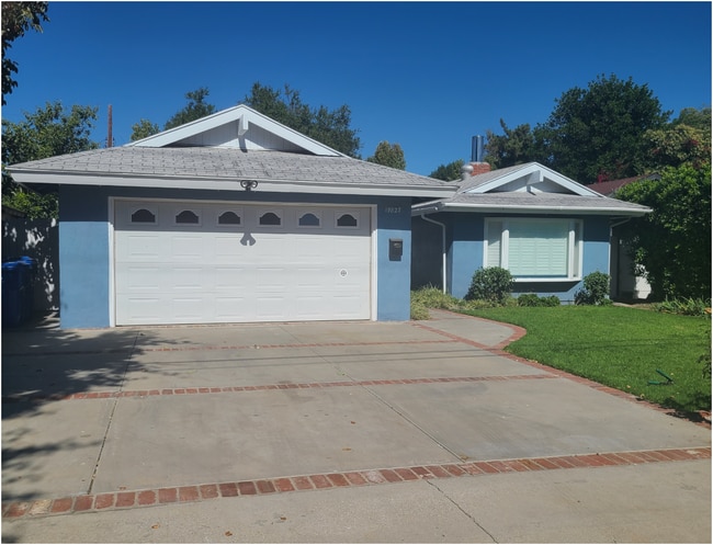 19827 Arminta St in Winnetka, CA - Foto de edificio - Building Photo