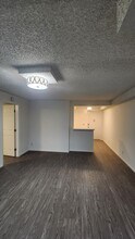 6770 S Springpark Ave, Unit B2 in Los Angeles, CA - Building Photo - Building Photo