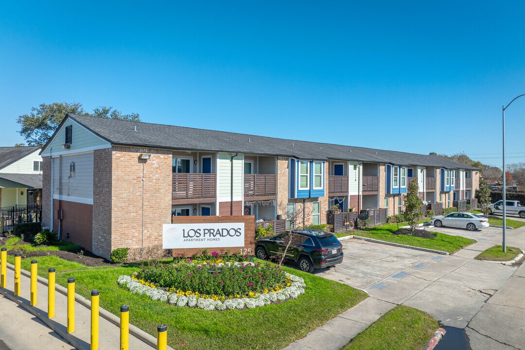 Los Prados Apartment Homes in Houston, TX - Building Photo