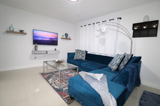 3054B NW 15th St in Miami, FL - Building Photo - Building Photo