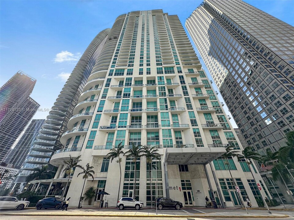 300 S Biscayne Blvd in Miami, FL - Building Photo