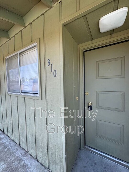 310 N Westfield St in Visalia, CA - Building Photo
