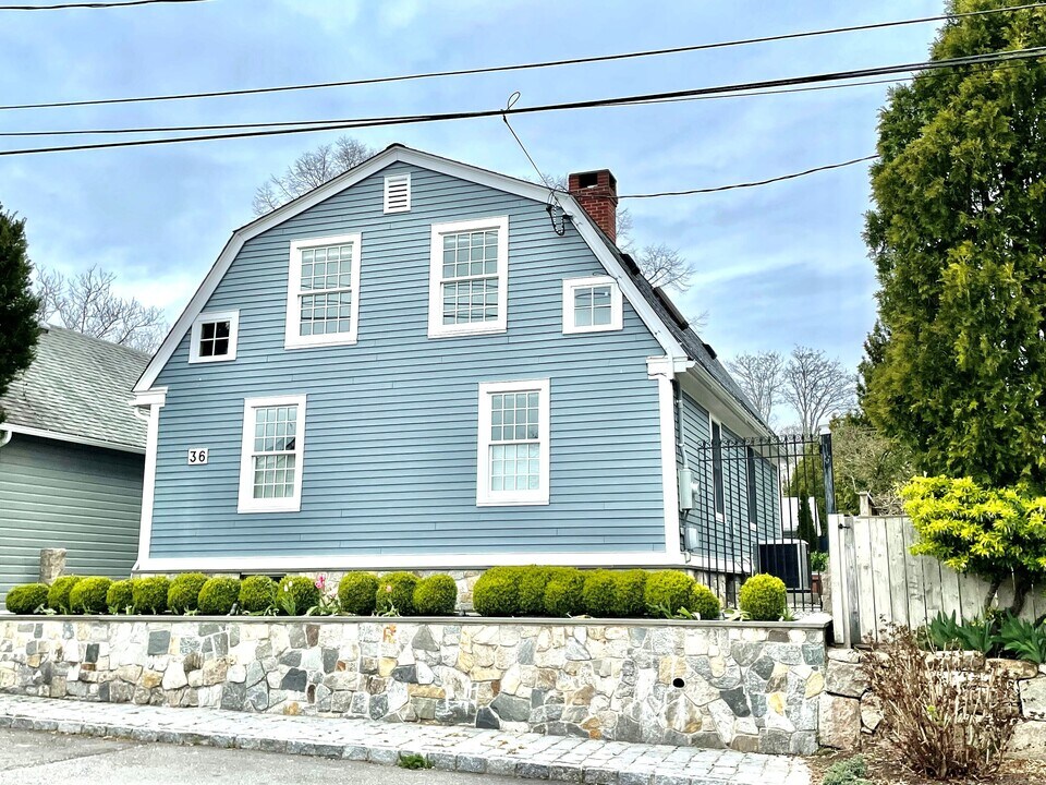 36 Orchard St in Stonington, CT - Building Photo